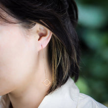 画像をギャラリービューアに読み込む, ESS644 STAINLESS STEEL EARRING WITH SQUARE AAB CO..