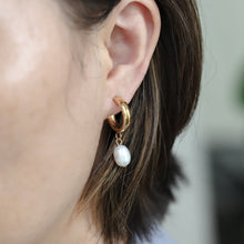 画像をギャラリービューアに読み込む, ESS721 STAINLESS STEEL EARRING WITH PEARL AAB CO..