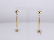 画像をギャラリービューアに読み込む, ESS792 STAINLESS STEEL EARRING WITH MOP FLOWER AAB CO..