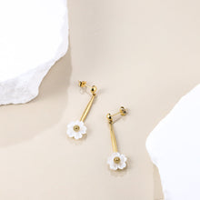 画像をギャラリービューアに読み込む, ESS792 STAINLESS STEEL EARRING WITH MOP FLOWER AAB CO..