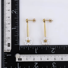 画像をギャラリービューアに読み込む, ESS792 STAINLESS STEEL EARRING WITH MOP FLOWER AAB CO..