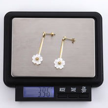 画像をギャラリービューアに読み込む, ESS792 STAINLESS STEEL EARRING WITH MOP FLOWER AAB CO..