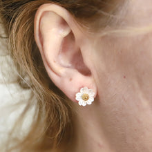 画像をギャラリービューアに読み込む, ESS793 STAINLESS STEEL EARRING WITH MOP FLOWER AAB CO..