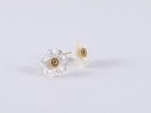 画像をギャラリービューアに読み込む, ESS793 STAINLESS STEEL EARRING WITH MOP FLOWER AAB CO..