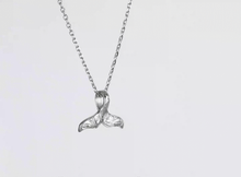 画像をギャラリービューアに読み込む, ミニホエールテールペンダント 【GPSS1680】《刻印可能》