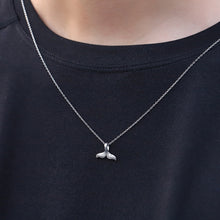 画像をギャラリービューアに読み込む, ミニホエールテールペンダント 【GPSS1680】《刻印可能》