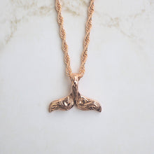 画像をギャラリービューアに読み込む, ミニホエールテールペンダント 【GPSS1680】《刻印可能》