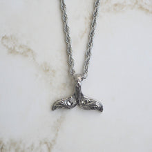 画像をギャラリービューアに読み込む, ミニホエールテールペンダント 【GPSS1680】《刻印可能》