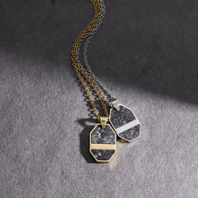 画像をギャラリービューアに読み込む, PSS1276 STAINLESS STEEL PENDANT WITH FORGED CARBON AAB CO..