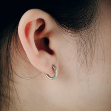 画像をギャラリービューアに読み込む, スクロールフープピアス 片耳販売 【GESS125】
