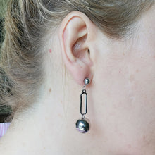 画像をギャラリービューアに読み込む, ESS675 STAINLESS STEEL EARRING WITH BALL AAB CO..
