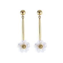 画像をギャラリービューアに読み込む, ESS792 STAINLESS STEEL EARRING WITH MOP FLOWER AAB CO..
